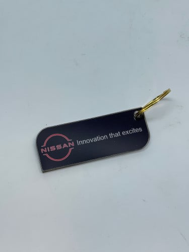 ميدالية نيسان بلاستيك جديد (صغير)