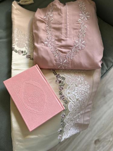 مصحف جلد وردي