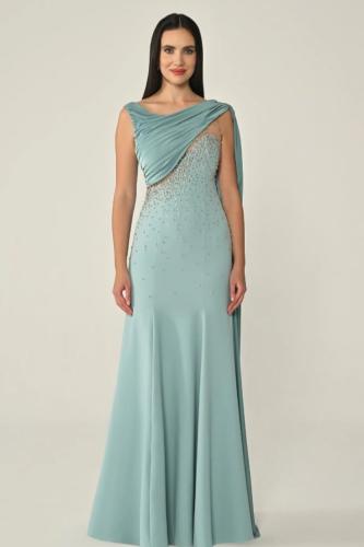 Long dress made of crepe with embroidery on the chest and a shawl