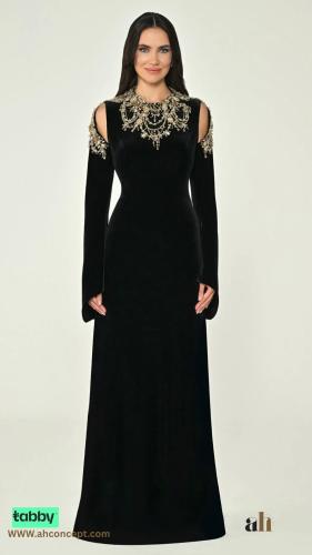 Black velvet dress with a collar and embroidered with sequins