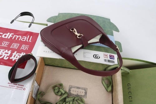 شنطة قوتشي عنابي فخم