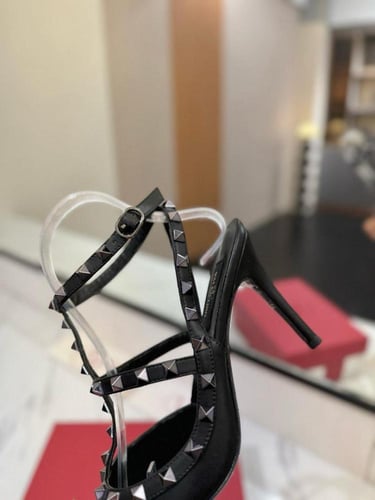 كعب فالنتينو اسود فاخر