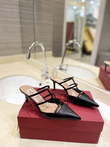 فالينتينو كعب عالي أسود راقي