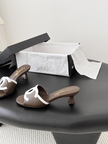 شانيل صندل بني مع لوقو شانيل أبيض