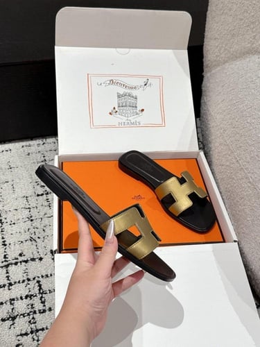 ايرميز صندل اسود وذهبي