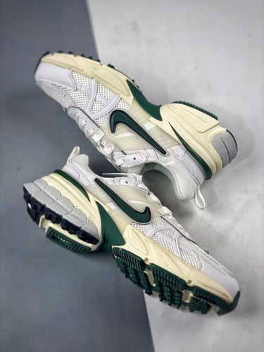 نايكي ڤي تو كي ابيض و اخضر