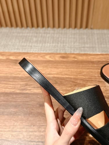 ايرميز صندل اسود عصري