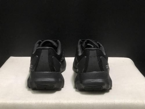 سنيكر ألو يوقا أسود فخم