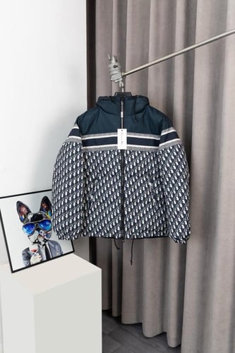 جاكيت ديور بتصميم عصري