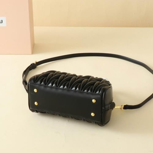 شنطة ميو ميو اسود أنيقة