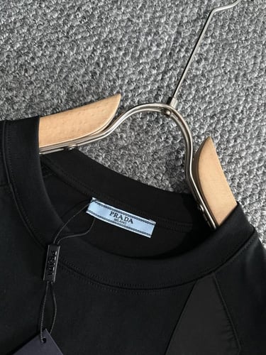 تي شيرت برادا اسود أنيق