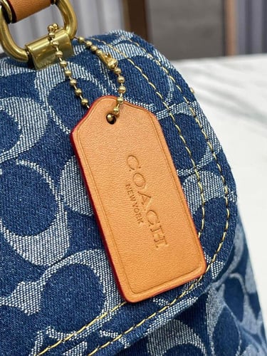 شنطة كوتش ازرق أنيقة للطلعات