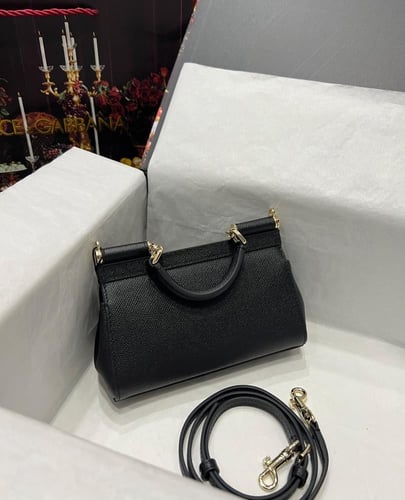 شنطة دي اند جي اسود مميزة