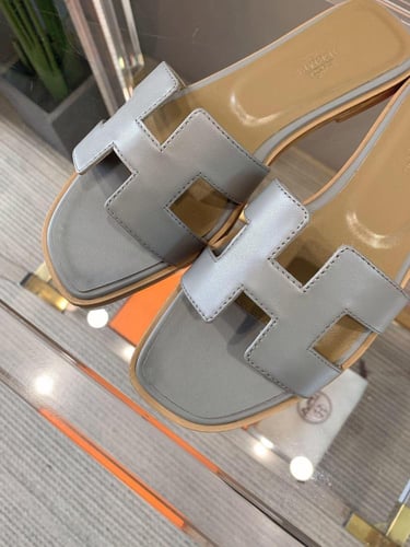 ايرميز صندل رمادي عصري