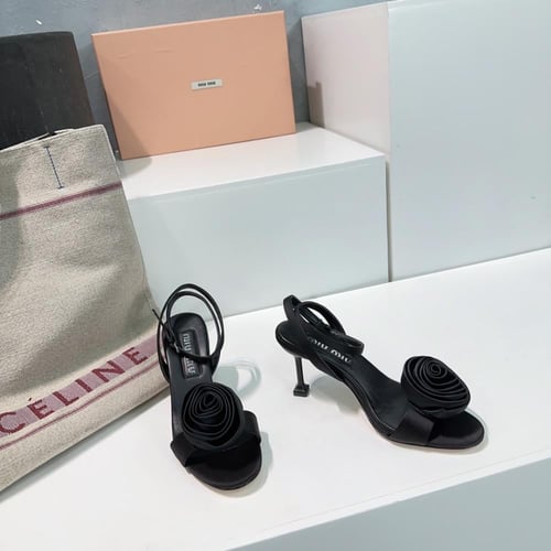 ميو ميو كعب اسود