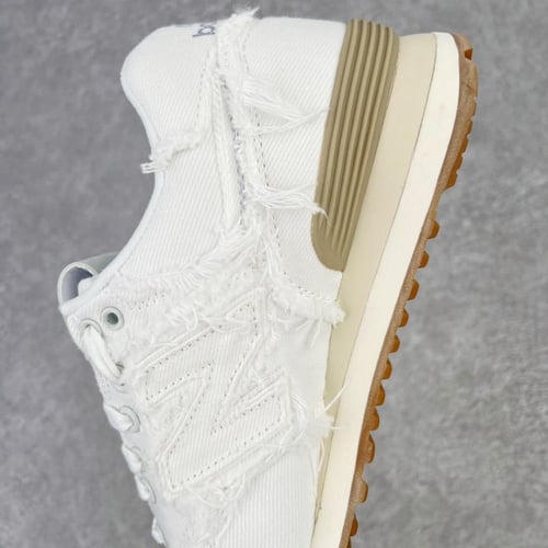 نيو بالانس تعاون مع ميو ابيض