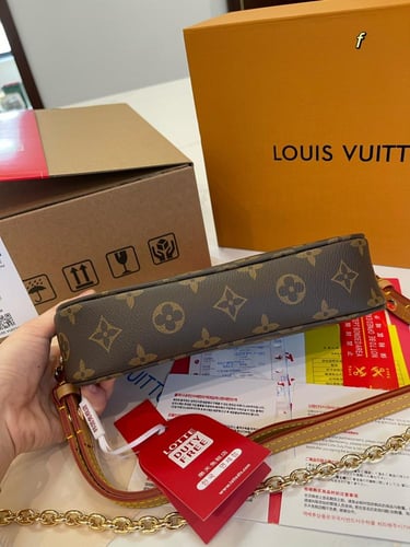 شنطة لويس فيتون واليت بني