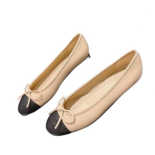 فلات شانيل جلد بيج وأسود بفيونكة وشعار مطرز