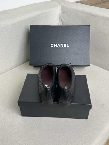 فلات شانيل أسود مميز