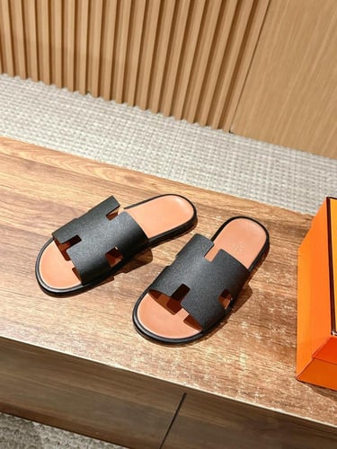 ايرميز صندل اسود عصري