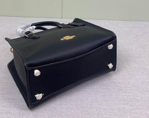 شنطة كوتش اسود عملية وأنيقة