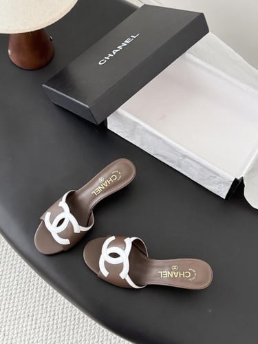 شانيل صندل بني مع لوقو شانيل أبيض