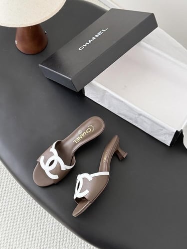 شانيل صندل بني مع لوقو شانيل أبيض