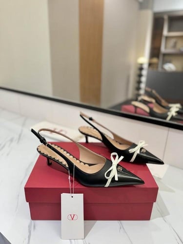 فالينتينو كعب عالي أسود عصري