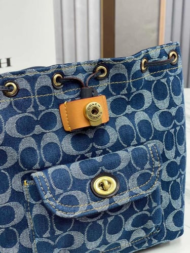 شنطة كوتش ازرق أنيقة للطلعات