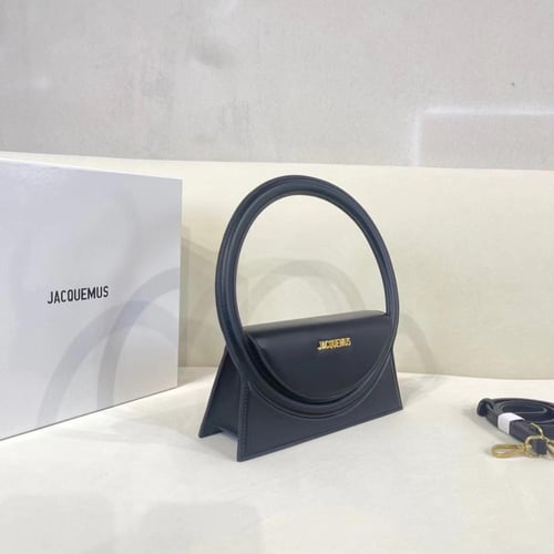 شنطة جاكومس اسود مع شعار ذهبي