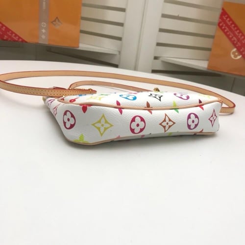 شنطة لويس فيتون بيضاء