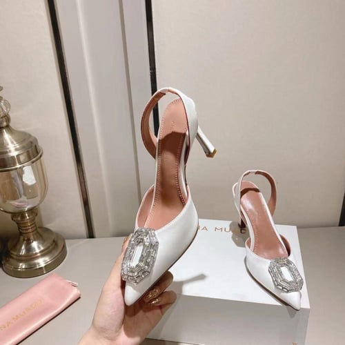 امينة معادي كعب عالي أبيض