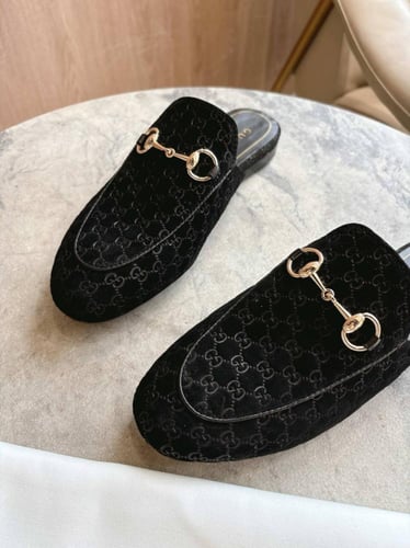 حذاء قوتشي اسود فخم