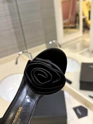 سان لوران كعب عالي اسود أنيق