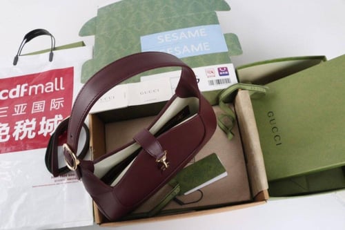 شنطة قوتشي عنابي فخم