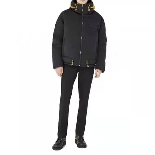 جاكيت فيندي أسود و أصفر