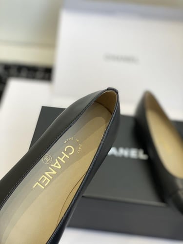 فلات شانيل أسود مع شعار ذهبي