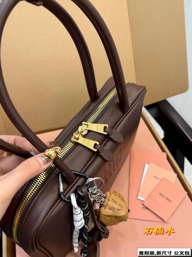 شنطة ميو ميو بني إطلالة راقية