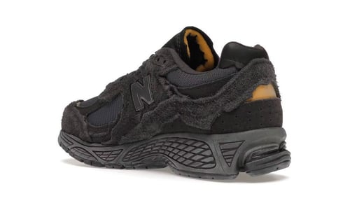 نيو بالانس 2002R أسود فخم
