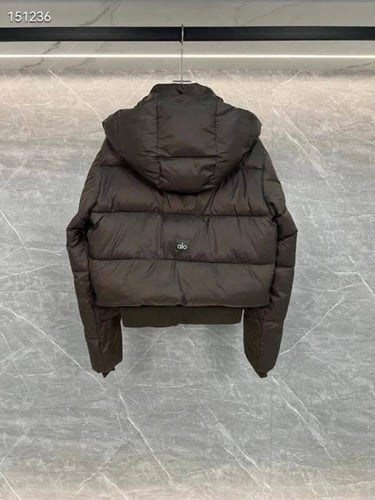 جاكيت الو بني خاطف الانظار