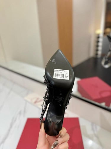 كعب فالنتينو اسود فاخر