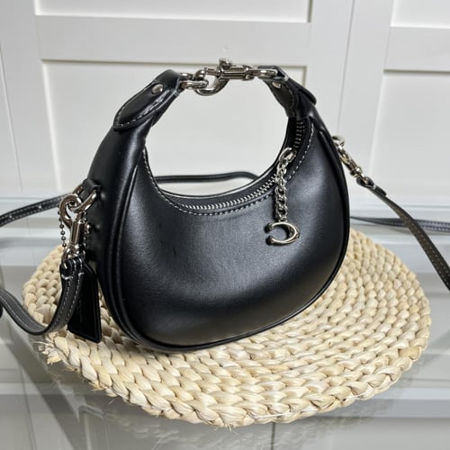 شنطة كوتش اسود لمسة أنوثة