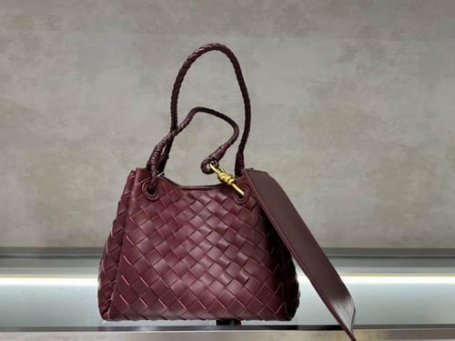 شنطة بوتيقا عنابي أنيقة وعملية