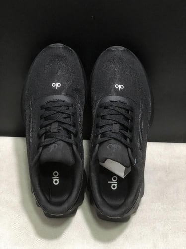 سنيكر ألو يوقا أسود فخم