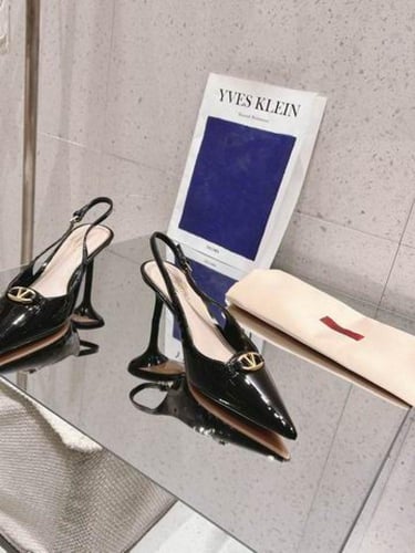 فالينتينو كعب عالي أسود أنيق