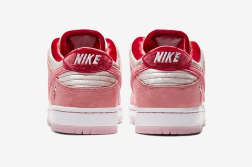 نايكي اس بي دانك ابيض و زهري