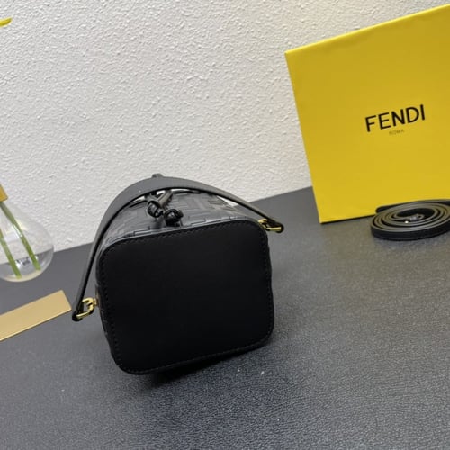 شنطة فيندي 'مون تريزور' أسود