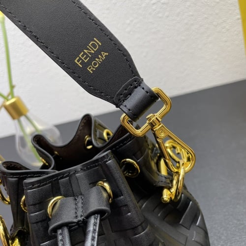 شنطة فيندي 'مون تريزور' أسود