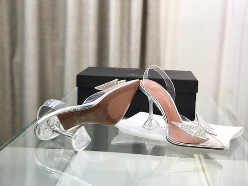 امينة معادي كعب عالي فضي