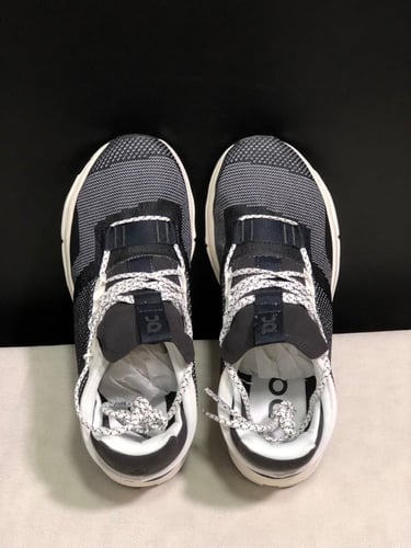 اون رانينغ كلاود نوفا اسود و ابيض